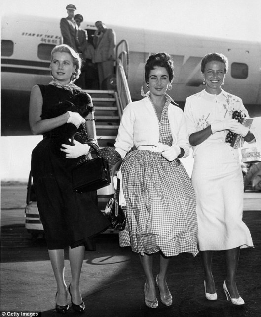Hollywood stars Grace Kelly arrives in New York with fellow actresses Elizabeth Taylor and Lorraine Day, circa 1955